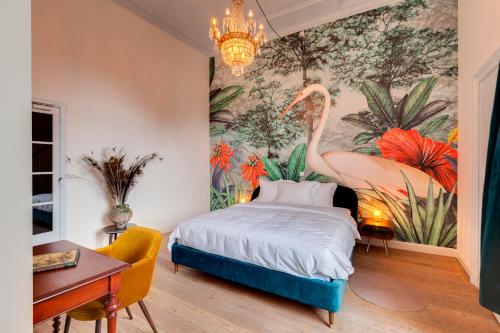 een slaapkamer met een schilderij van flamingo's aan de muur bij B&B Koeketiene in Gent