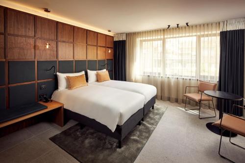 เตียงในห้องที่ Met Hotel Amsterdam