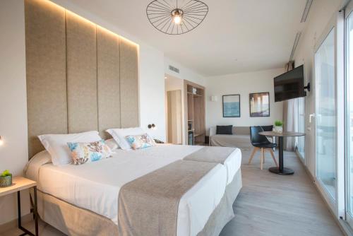 Łóżko lub łóżka w pokoju w obiekcie Hotel Las Arenas