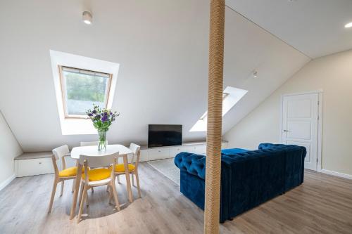 een woonkamer met een tafel en een bank bij Botanical garden apartment in Kaunas