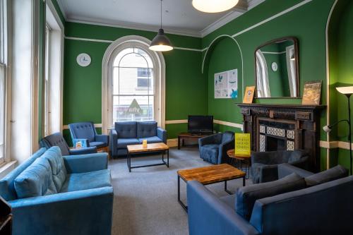 A seating area at YHA London St Paul's