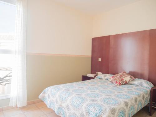 Un pat sau paturi într-o cameră la Residencial Marineu Palm Beach II