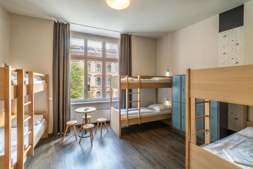 Säng eller sängar i ett rum på MEININGER Hotel Berlin Mitte