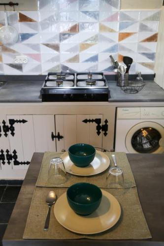 a kitchen with two green bowls on a table at Casa de Arriba in Rinlo
