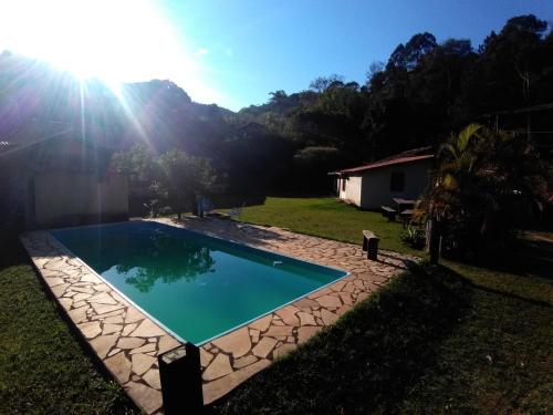 uma piscina no quintal de uma casa em Vale do Sereno em Paty do Alferes