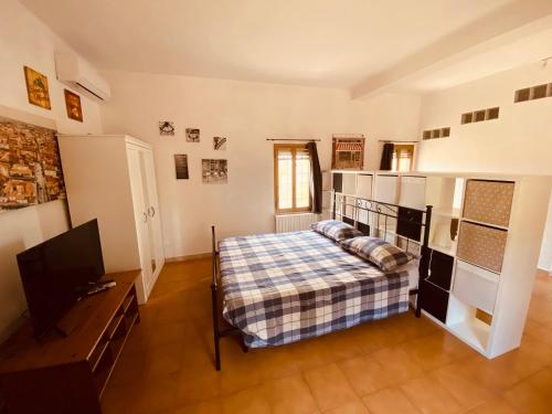 Dormitorio con cama, escritorio y TV en B&B Villino Margherita, en San Lazzaro di Savena