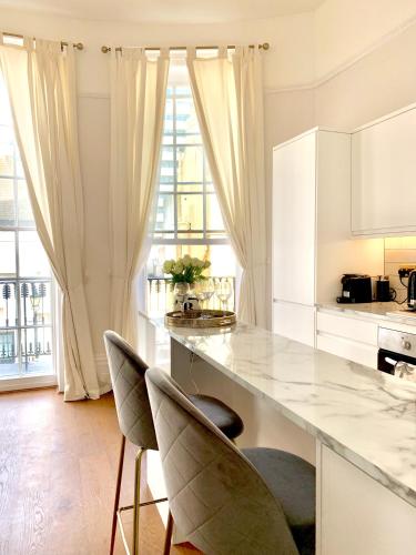 Seaside Balcony Retreat By Mrs Butler Relocation Accommodation Brighton photo 9