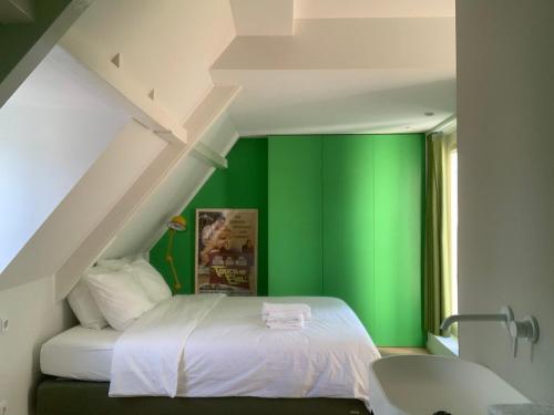 Llit o llits en una habitació de Kaewkong Surf Motel