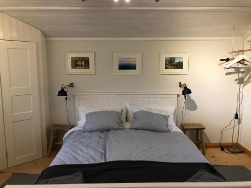 Utmelandsvägen 26 في مورا: غرفة نوم بسرير مع كاميرا على الحائط