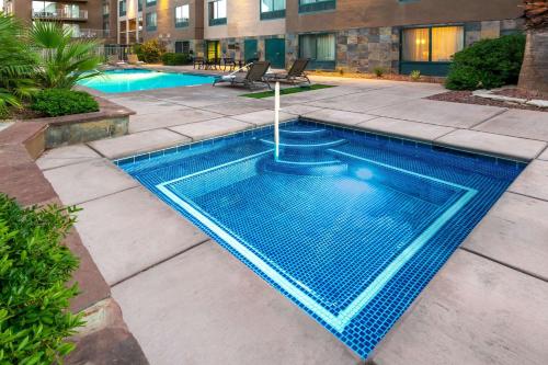 a swimming pool in the middle of a courtyard at Wingate by Wyndham - St. George in St. George