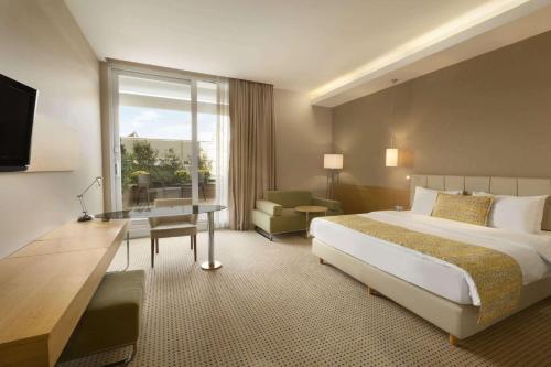 Ένα ή περισσότερα κρεβάτια σε δωμάτιο στο Ramada by Wyndham Podgorica