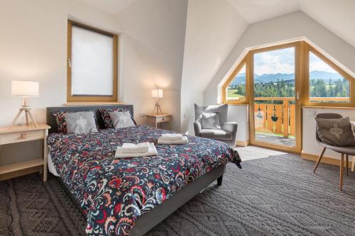 1 dormitorio con cama y ventana grande en Domek 990m npm en Zakopane