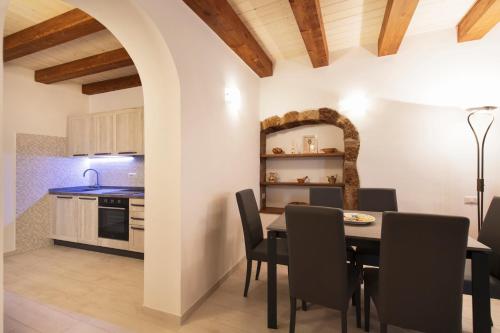 a kitchen and dining room with a table and chairs at La Cava dei Sogni in Orvieto