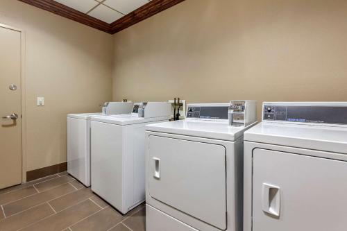 Kylpyhuone majoituspaikassa Comfort Suites