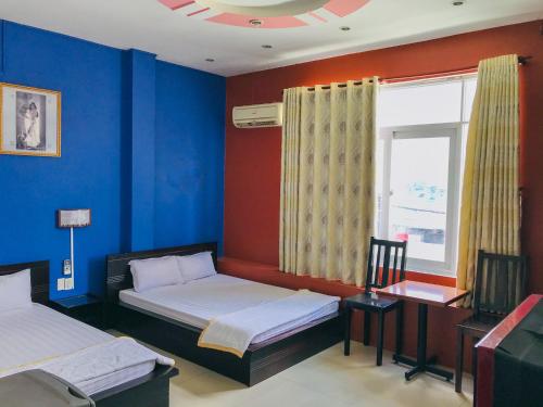 Giường trong phòng chung tại OYO 1148 Thien Huong Hotel