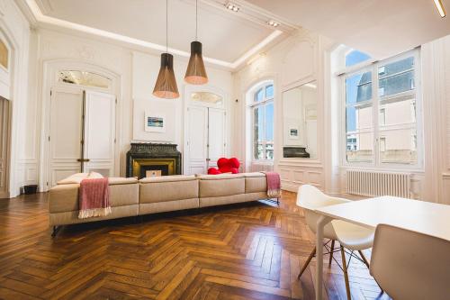 Posezení v ubytování LOFT KEYWEEK contemporary Loft style Apartment in Biarritz City center