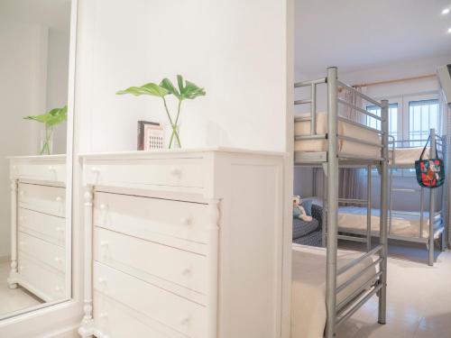 Двухъярусная кровать или двухъярусные кровати в номере Apartamentos Marineu Cala Gonzalez