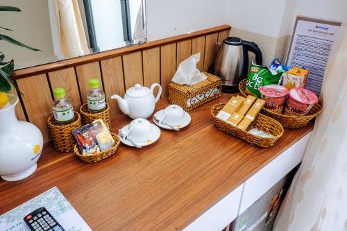 カントーにあるMinh Minh Nam Hotelのカウンター(食べ物とお茶のバスケット付)