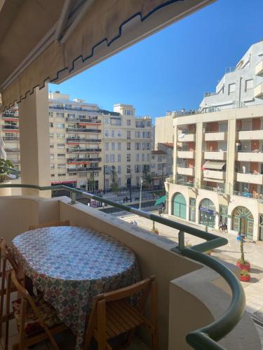 - une table sur un balcon avec vue sur la ville dans l'établissement Palais des Arts, Proche Tram et Promenade, à Nice