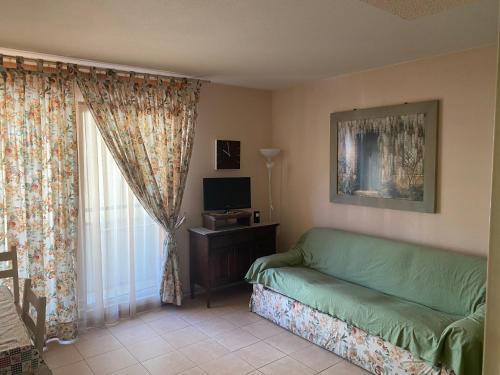 un salon avec un canapé et une fenêtre dans l'établissement Palais des Arts, Proche Tram et Promenade, à Nice