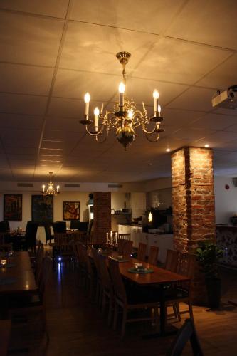 格蘭納的住宿－格拉納花園酒店，一间带桌椅和吊灯的用餐室