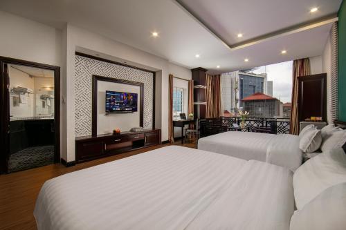 Habitación de hotel con 2 camas y balcón en ĐỨC TRỌNG HOTEL, en Hanói