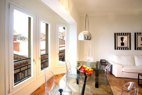 a living room with a glass table and a couch at R&B Santo Stefano in Bologna