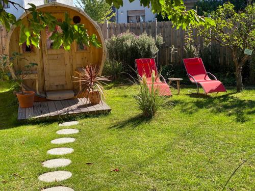 a yard with two chairs and a dog house at Bauernhaus Loth - exklusive Ferienwohnungen in Mitlosheim