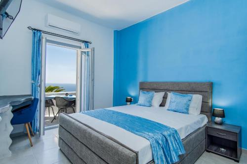 Un pat sau paturi într-o cameră la N RENIERIS Apartments