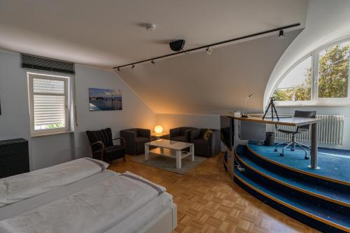 una camera con un letto e una scrivania di Stadthaus Seeblick E75 a Friedrichshafen