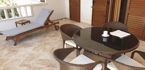 a dining room with a table and chairs at B&B Pansion Jure Matijević in Sveta Nedelja