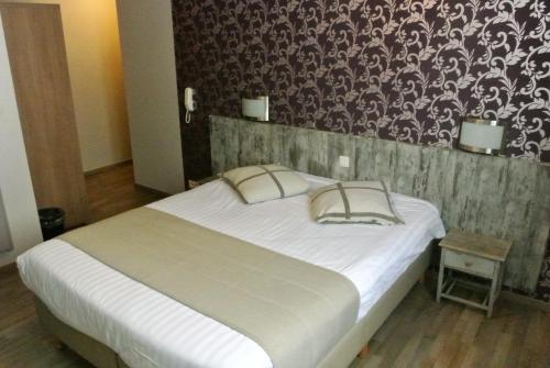 Een bed of bedden in een kamer bij Hotel Tropicana