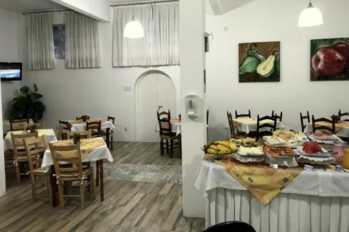 a dining room with a table with food on it at Hotel Vitoria - Itajaí in Itajaí