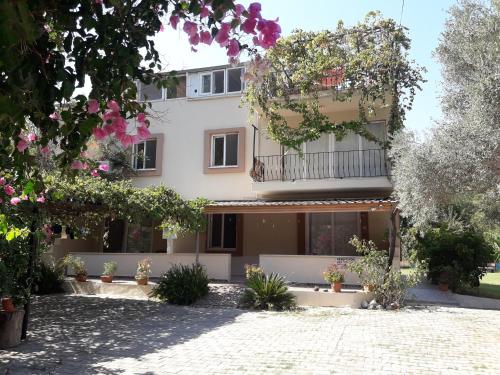 a building with a balcony and some flowers at Rose Apart in Sarigerme
