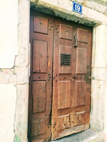 a wooden door with a sign on top of it at Le Jardin Suspendu Vieux-Lyon - Option Garage in Lyon