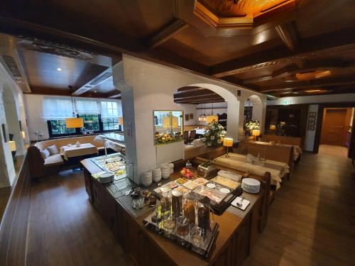 an overhead view of a living room with a buffet at Dreispitz -B&B-Hotel Garni in Hofheim am Taunus