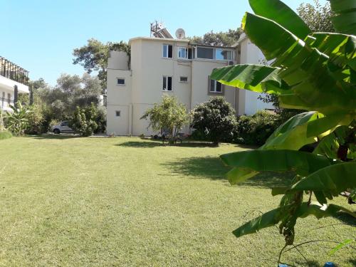 a large yard with a building in the background at Rose Apart in Sarigerme