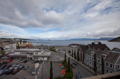 een luchtzicht op een stad naast het water bij F2 Hotel in Harstad