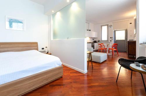 ein Schlafzimmer mit einem Bett und ein Wohnzimmer in der Unterkunft EASY CENTRAL LOFT - MONZA in Monza
