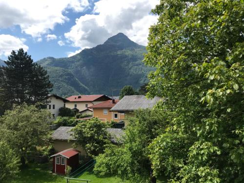 un pequeño pueblo con una montaña en el fondo en Villa Nussbaum en Golling an der Salzach