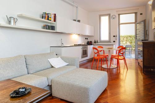 ein Wohnzimmer mit einem Sofa und einem Tisch in der Unterkunft EASY CENTRAL LOFT - MONZA in Monza
