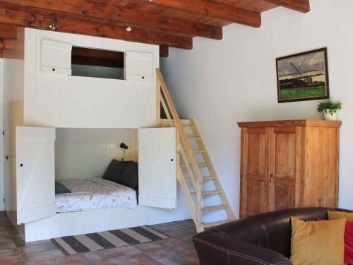 um quarto com um beliche e uma escada em Sfeervolle vakantiewoning midden in het Drents-Friese Wold em Wateren