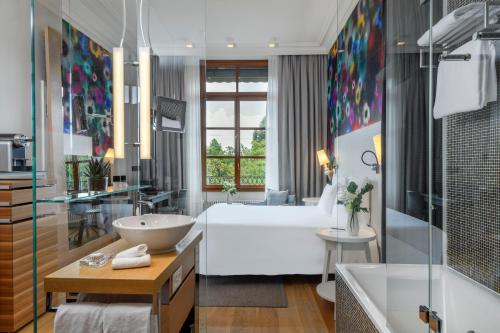 Un pat sau paturi într-o cameră la Hôtel Métropole Genève