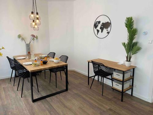 een eetkamer met een tafel en stoelen bij HaagsHuisje- eigen appartement, dichtbij alles, stijlvol in Voorburg