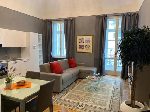 un soggiorno con divano e tavolo di Loger Confort Residence & Apartments a Torino