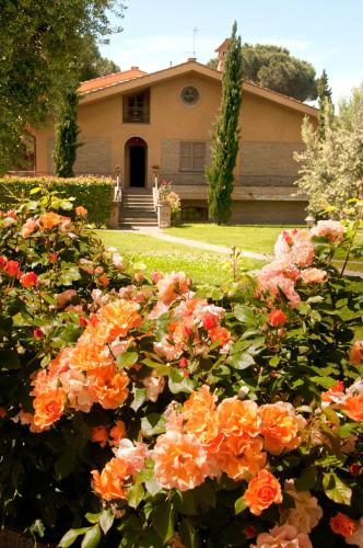 a house with a bunch of flowers in front of it at Tenuta Cusmano in Grottaferrata