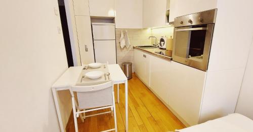 ベオグラードにあるHigh White Apartmentsの白い小さなキッチン(カウンター、シンク付)
