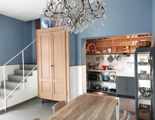O bucătărie sau chicinetă la Casa Sebina - your design home on the lake - 3 bathrooms 3 bedrooms