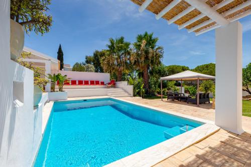a swimming pool in the backyard of a villa at Villa AL Fresco in Guia