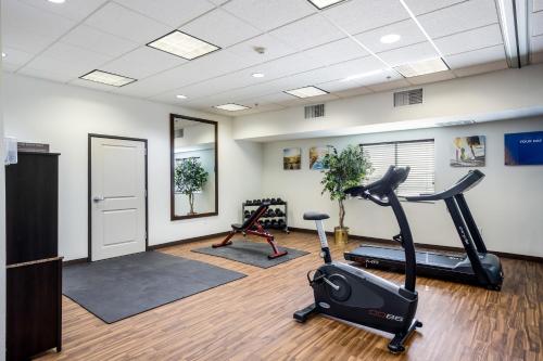Фитнес-центр и/или тренажеры в Comfort Inn Bonner Springs Kansas City